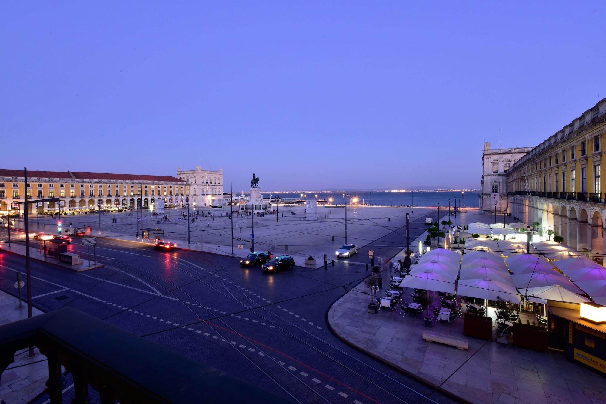 포우사다 드 리스보아 - 스몰 럭셔리 호텔 오브 더 월드 리스본 외부 사진 The Praça do Comércio at night