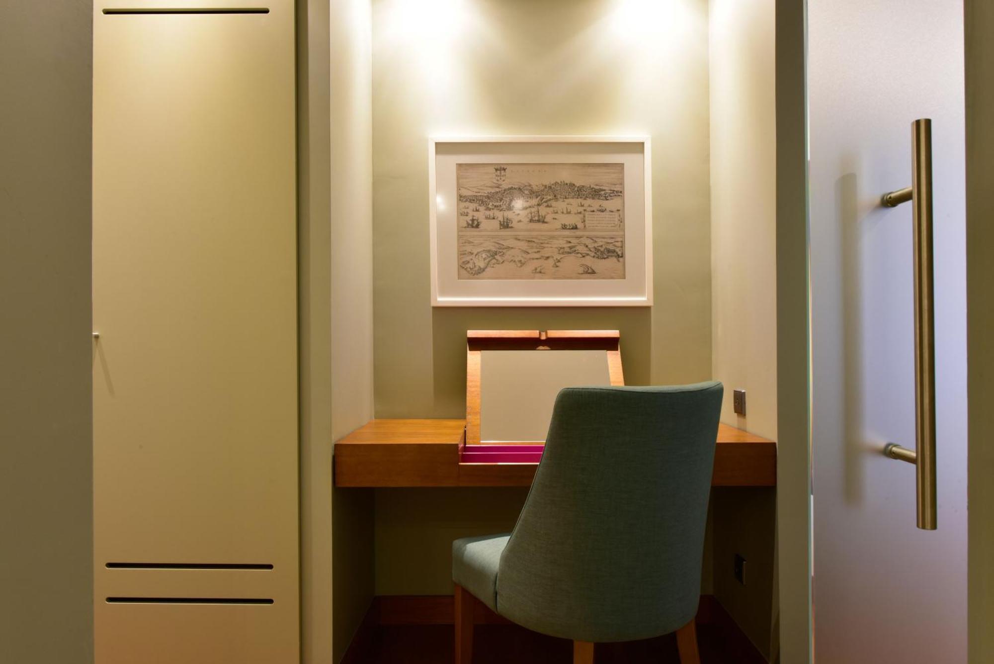 포우사다 드 리스보아 - 스몰 럭셔리 호텔 오브 더 월드 리스본 외부 사진 A work desk in a hotel room